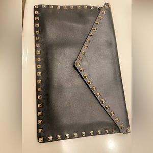 VALENTINO GARAVANI Rockstud grainy EUC envelope pouch authentic. Dustbag